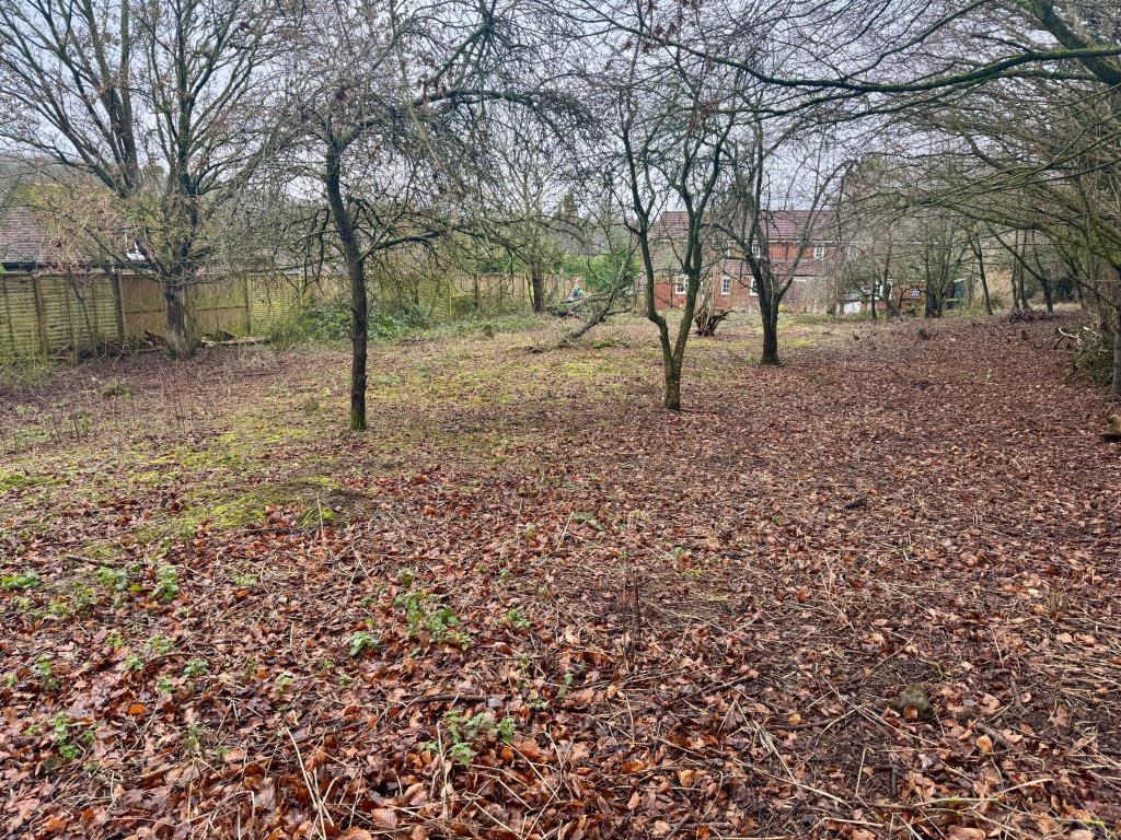 Lot: 83 - A PAIR OF SEMI-DETACHED COTTAGES IN POPULAR LOCATION AND LAND EXTENDING TO APPROX. 1.3 ACRES IN TOTAL - Middle land